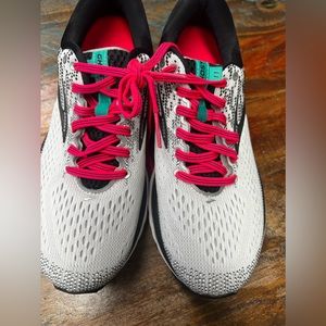 BROOKS GHOST SNEAKERS